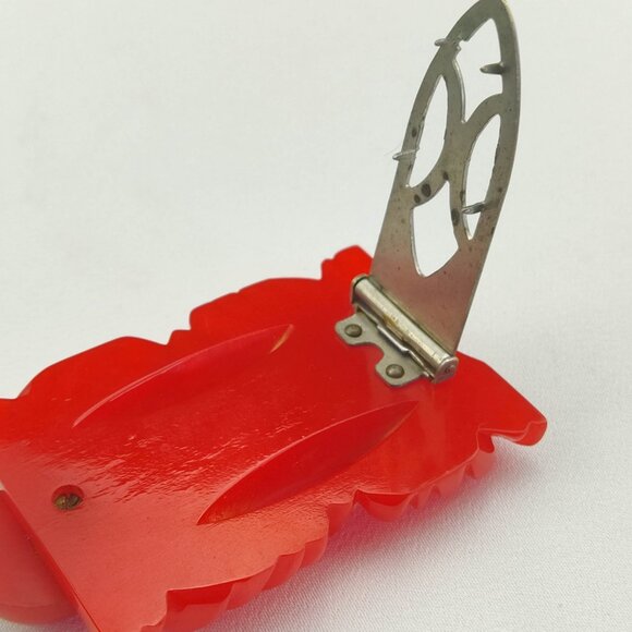 Vintage Large Fur Clip Made of Red Bakelite - Picture 7 of 7